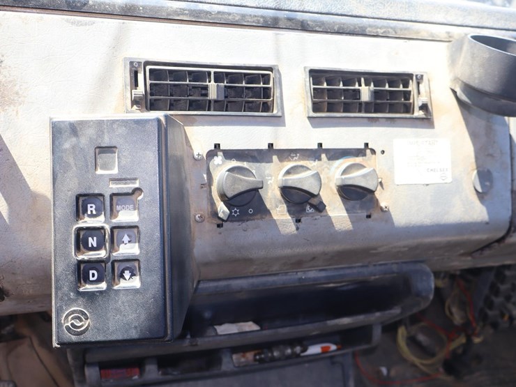 2001-freightliner-fl70-image-36