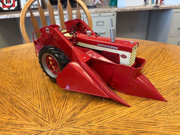 1/16-farmall-560-with-2-mh-corn-picker-precision-series-#14-image-9