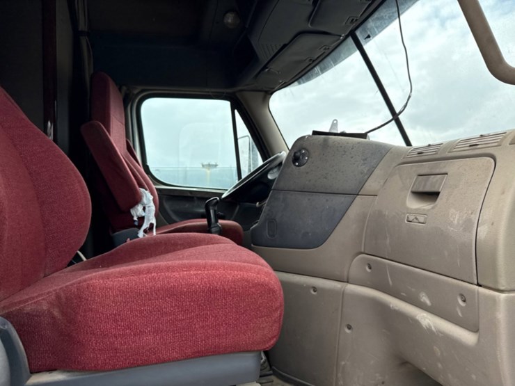 2014-freightliner-cascadia-tri--axle-image-3