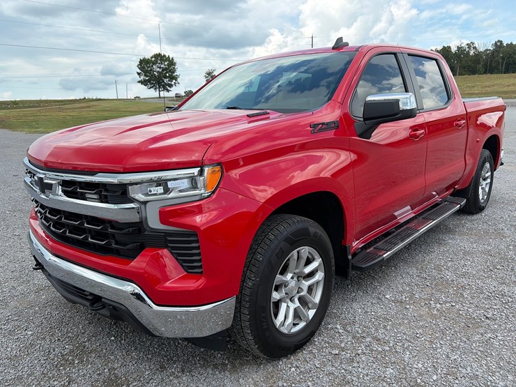 2023-chevrolet-silverado-1500-lt-image-1