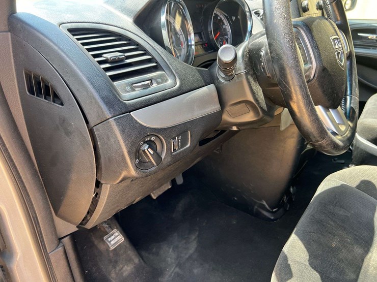 2015-dodge-grand-caravan-image-30