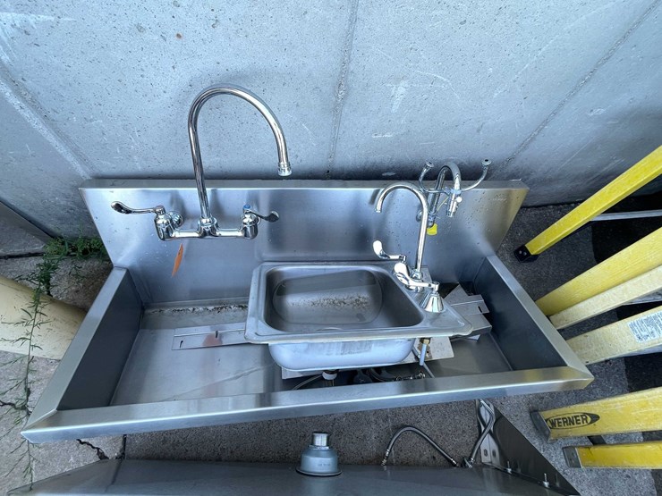 #9132-•-(3)-stainless-steel-sinks-with-eyewash-stations-(o3)-image-1