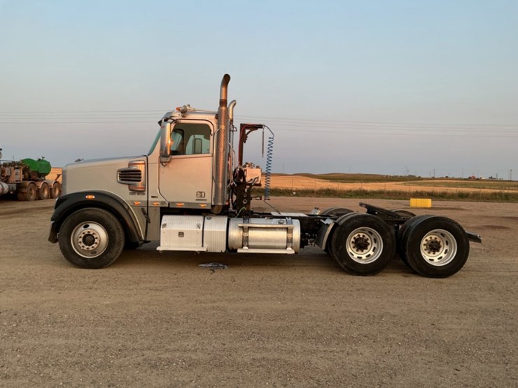 2011-freightliner-coronado-122-sd-image-8
