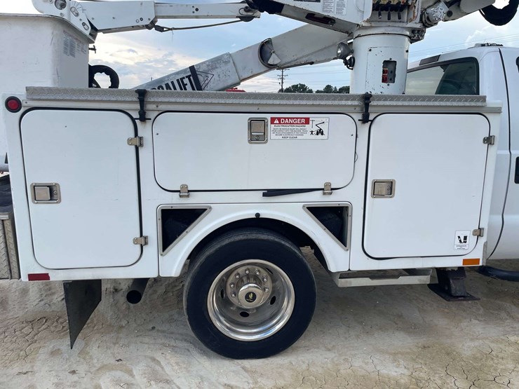 2005-ford-f550-image-17