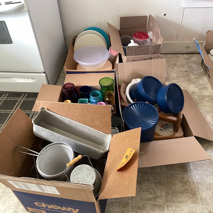 #6258 • Assortment of Kitchen Items