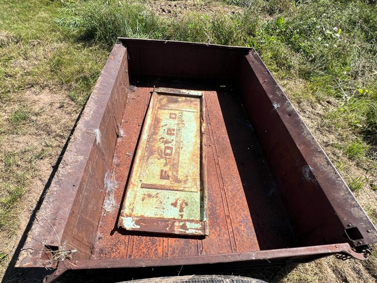 #5737-•-misc.-car-frame-and-box-and-antique-ford-tailgate-image-5