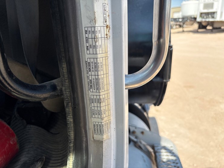 2014-peterbilt-367-image-18