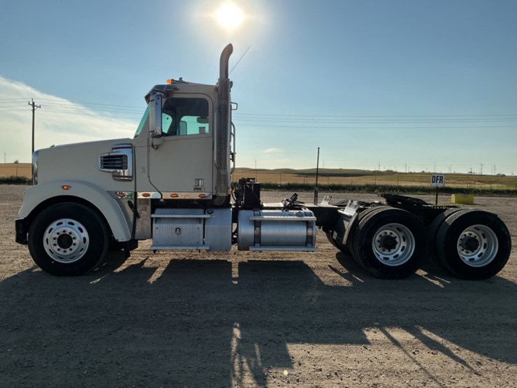 2015-freightliner-coronado-122-sd-image-8