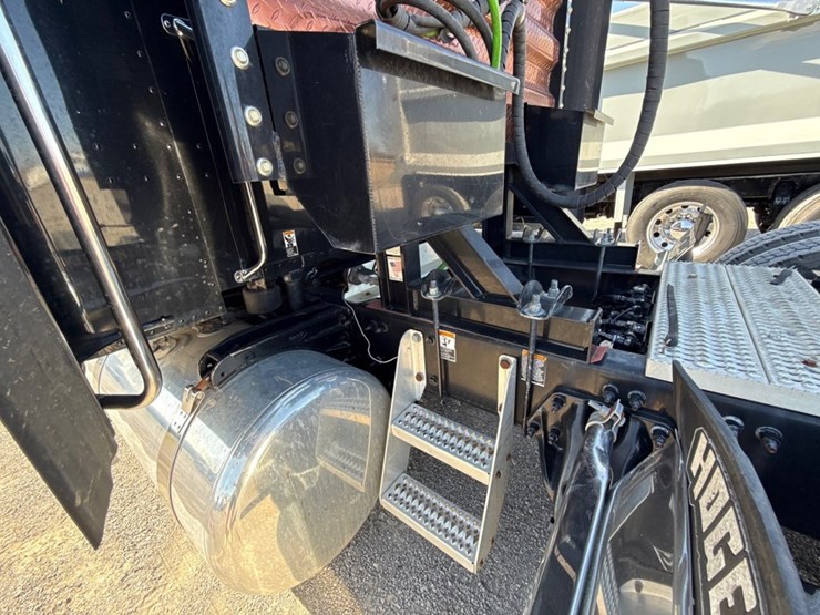 2018-peterbilt-579-image-30