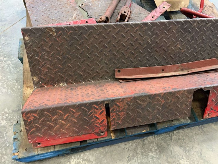 international-harvester-wheatland-sheet-metal,-step,-and-fast-hitch-adjusters-image-3