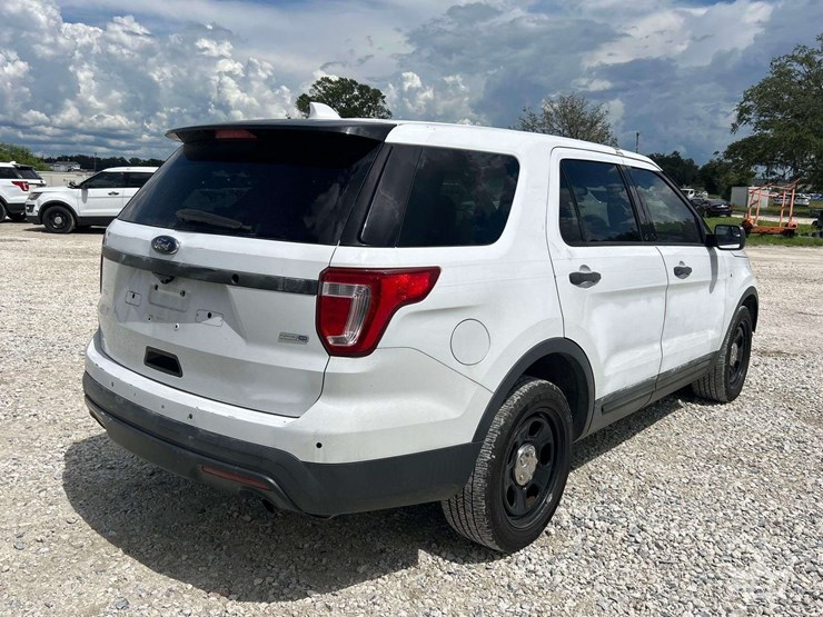 2016-ford-explorer-image-3
