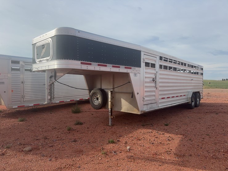 2021-featherlite-8127-7624-std-livestock-trailer-image-1