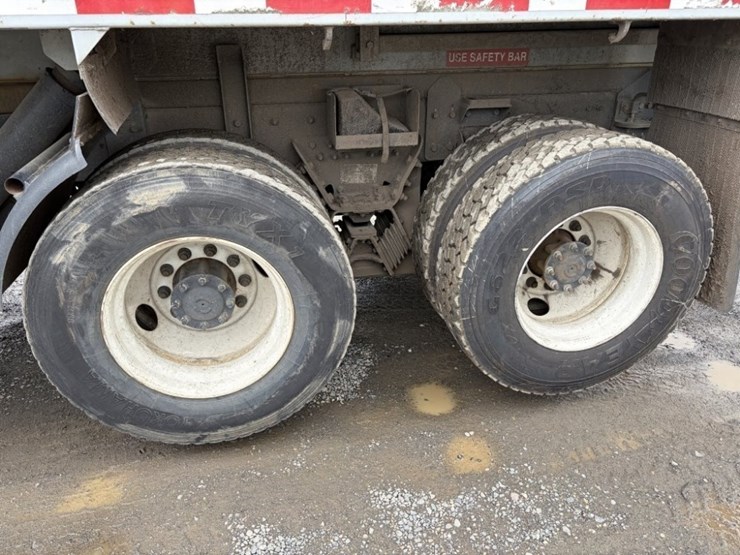 2013-freightliner-114sd-image-35