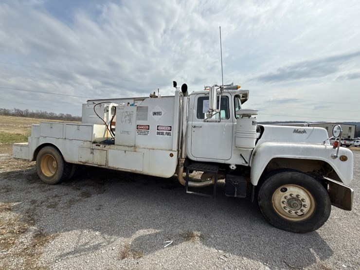 #234-•-1989-mack-r690t-single-axle-fuel-truck-image-49