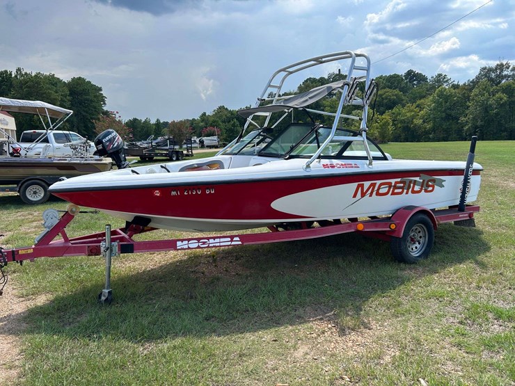 2000-moomba-mobious-ski-boat-w/trailer-(65-actual-hours)-image-2