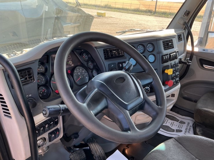 2019-peterbilt-567-image-23