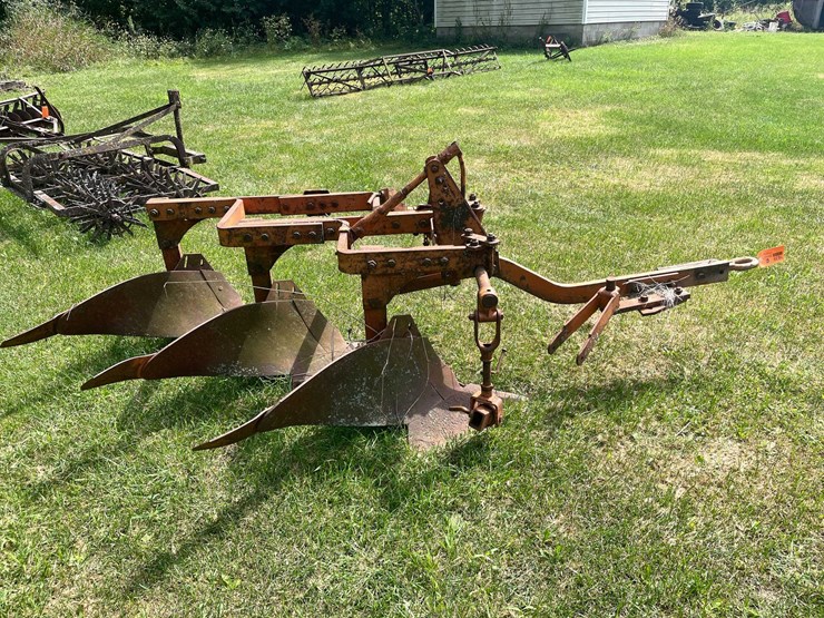 #1639-•-allis-chalmers-moldboard-plow-image-1
