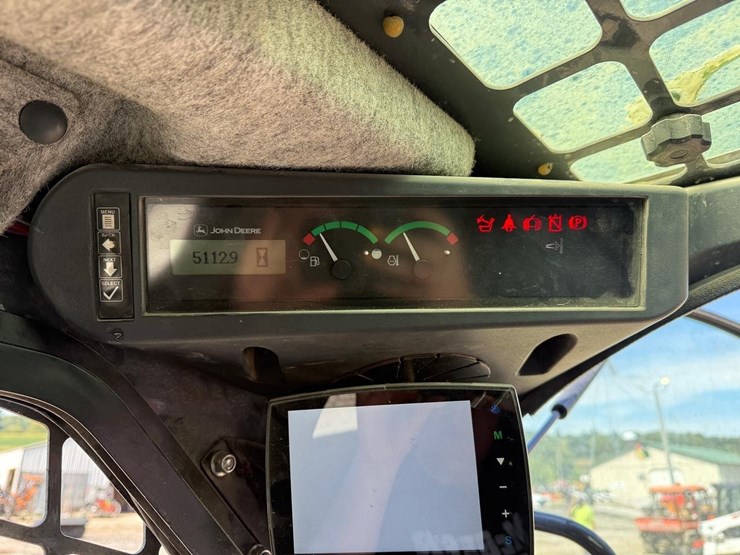 2014-deere-326e-image-23