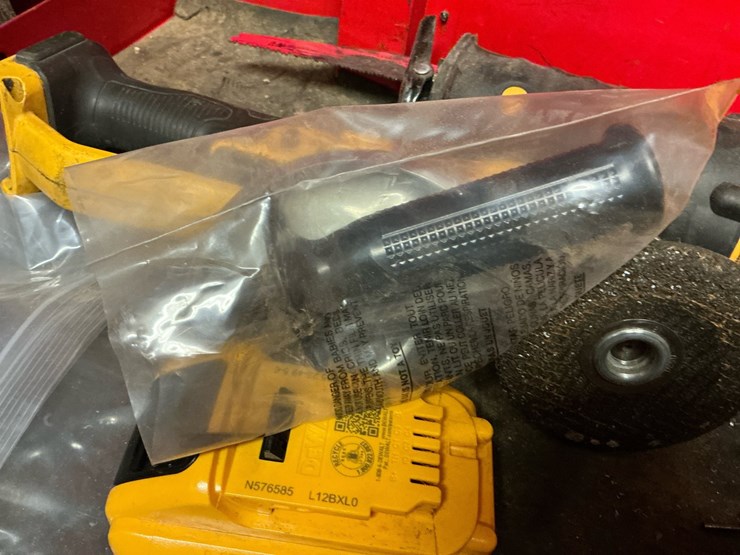 #101-•-dewalt-20v-max-power-tool-assortment-with-batteries-and-accessories-image-15