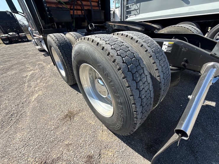 2018-peterbilt-579-image-33