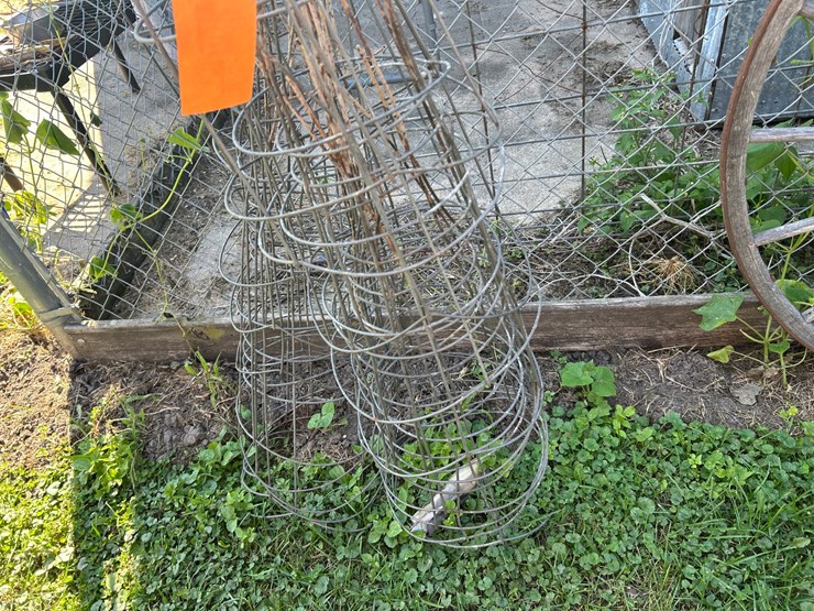 #6279-•-assortment-of-tomato-cages-image-2