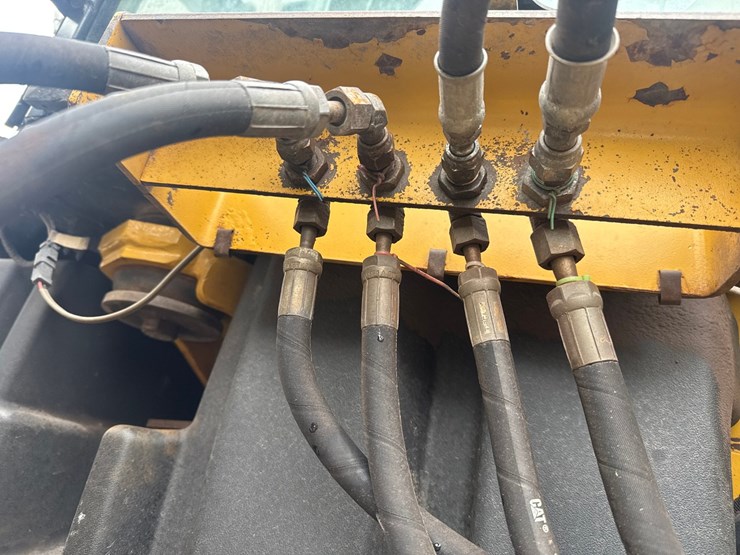 caterpillar-160m-awd-image-39