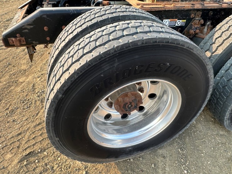 2011-kenworth-t800-image-12