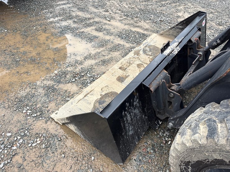 2019-new-holland-l228-image-38