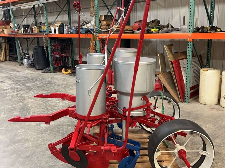 international-harvester-c251-two-row-fast-hitch-planter-image-2