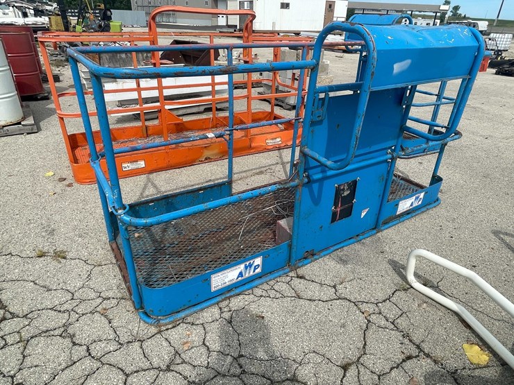 #10622-•-aerial-work-platform-image-2