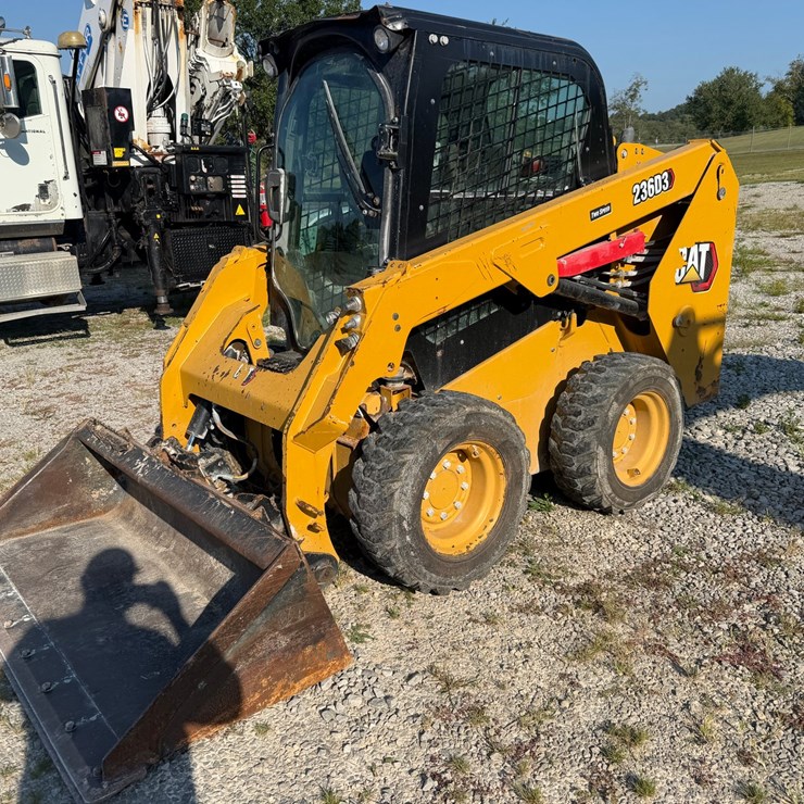#18019 • CAT 236D3 SKID STEER