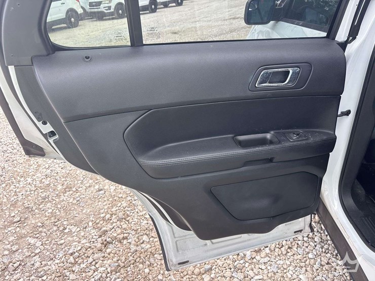 2016-ford-explorer-image-18