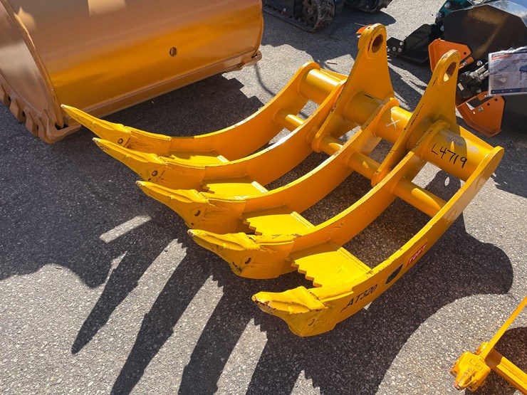 caterpillar-320-image-1