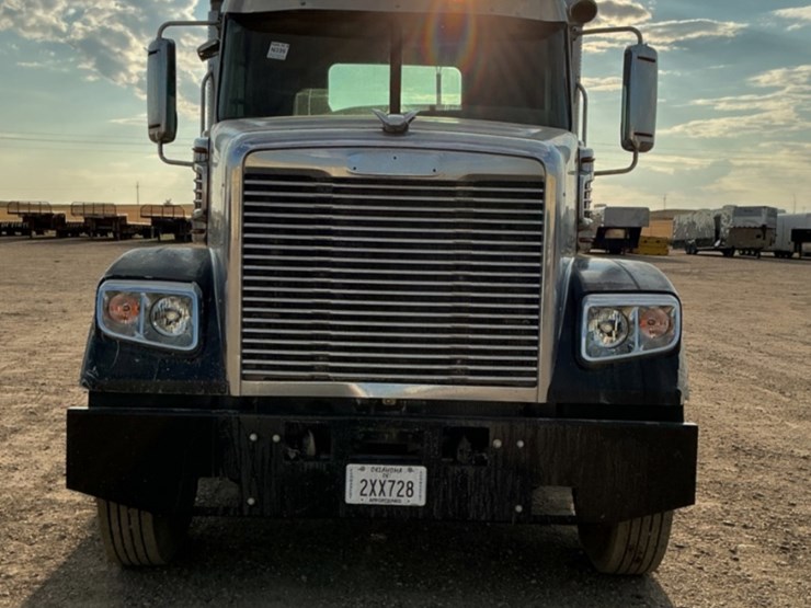 2011-freightliner-coronado-122-sd-image-2