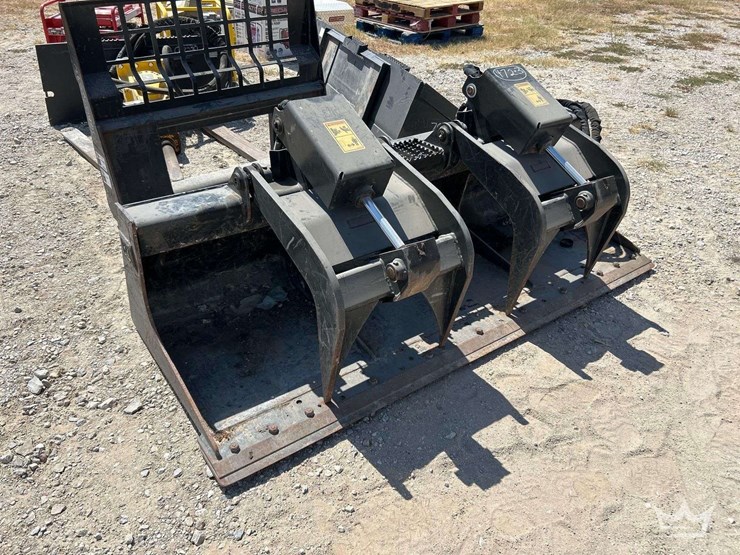 2021-caterpillar-80in.-hydraulic-dual-cylinder-grapple-bucket-skid-steer-attachment-image-1