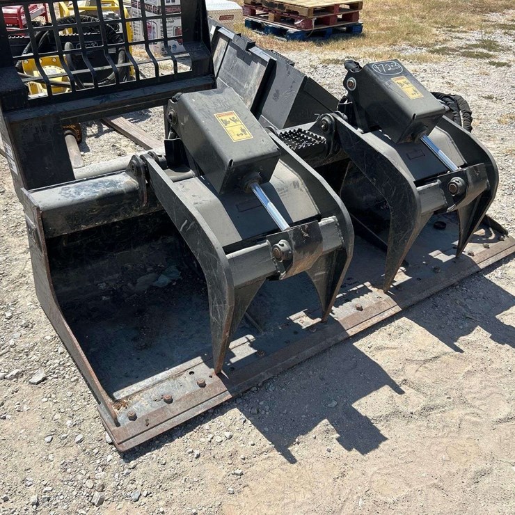 2021 Caterpillar 80in. Hydraulic Dual Cylinder Grapple Bucket Skid Steer Attachment