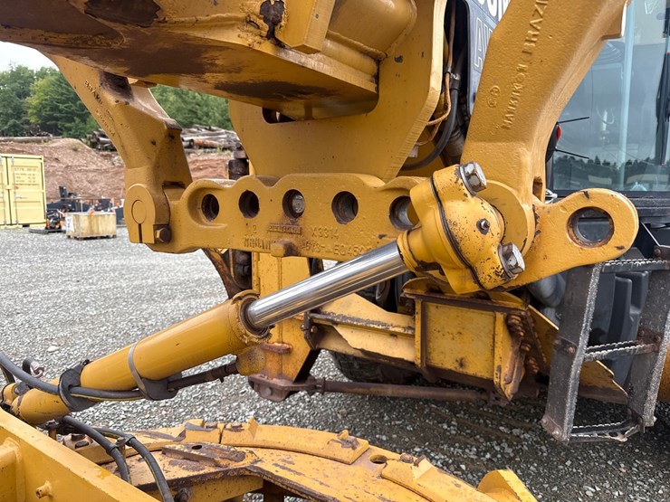 caterpillar-160m-awd-image-96