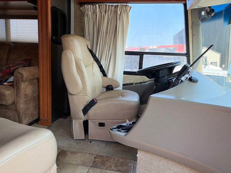 #206-•-2008-coachman-383fws-cross-country-motorhome-image-5