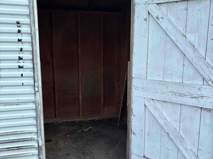 6’x6’-portable-feed-shed-image-12