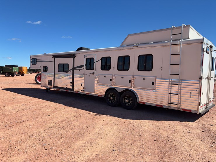 2017-bison-living-quarters-trailer-image-6