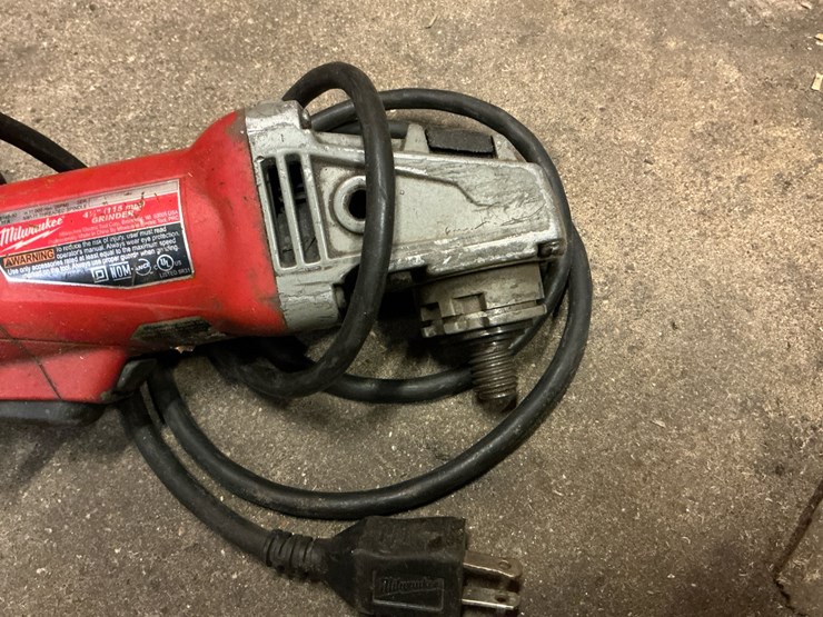 #104-•-2-milwaukee-4-1/2"-corded-angle-grinders-and-ridgid-wet&dry-shop-vac-image-5