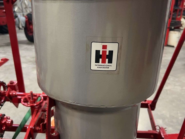 international-harvester-c251-two-row-fast-hitch-planter-image-33