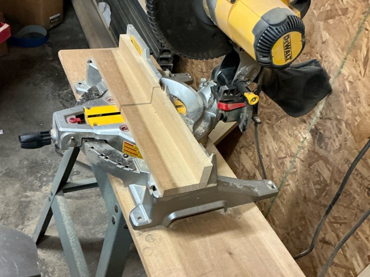 #103-•-dewalt-dws713-10"-compound-miter-saw-with-stand-image-2