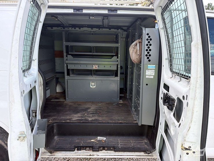 2017-chevrolet-express-2500-image-21