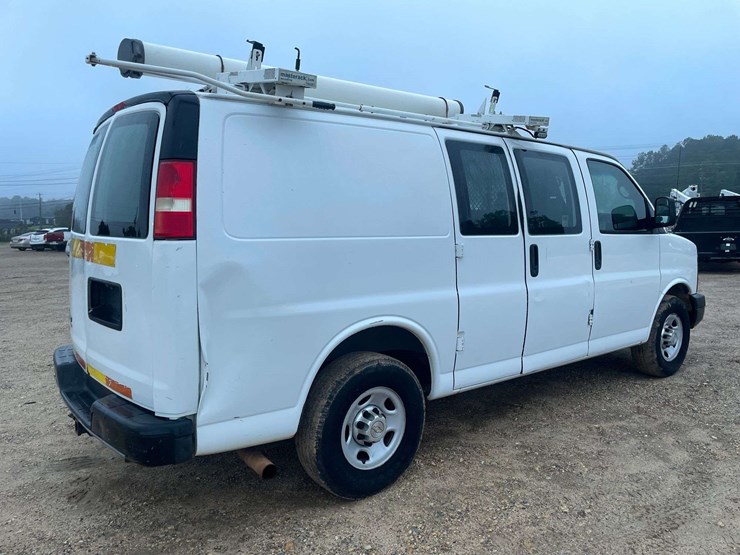 2013-chevrolet-express-2500-image-3