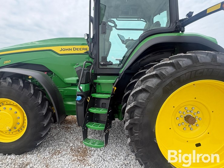 2025-john-deere-8r-250-image-9