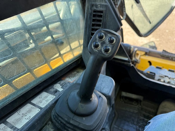 2014-deere-326e-image-21