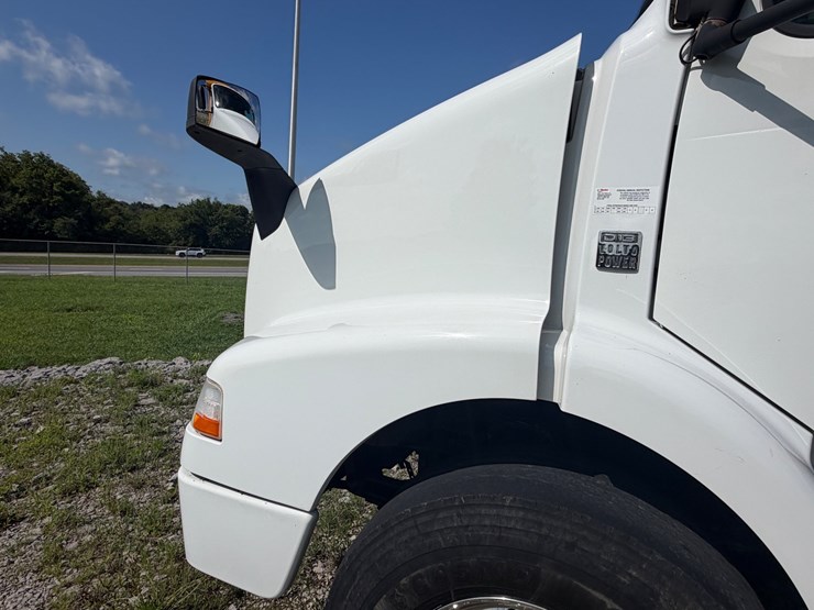 #258-•-2015-volvo-vnm-tri-axle-dump-truck-image-11