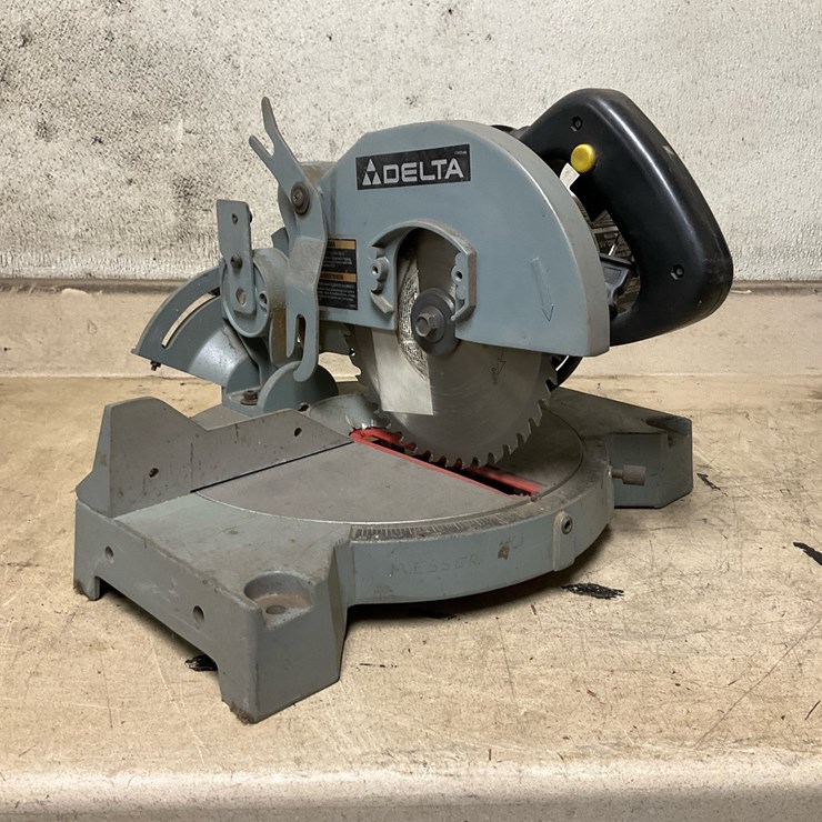 #117 • Delta 8-1/4" Compound Miter Saw
