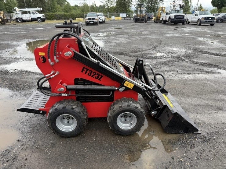 2026-future-ft-323tz-mini-skidsteer-loader-image-3